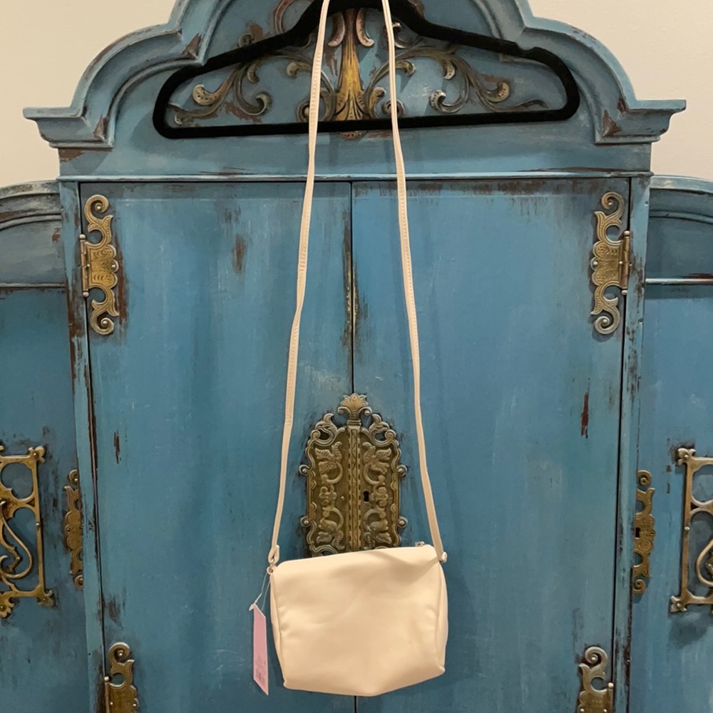 New, beautiful, white bag with strap!